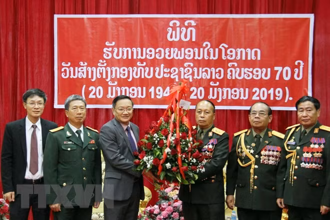 Activités célébrant des 70 ans de la fondation de l’Armée populaire du Laos ảnh 2