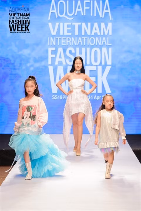 Lancement de la collection "Légende de la mode sud-coréenne" au Vietnam ảnh 2