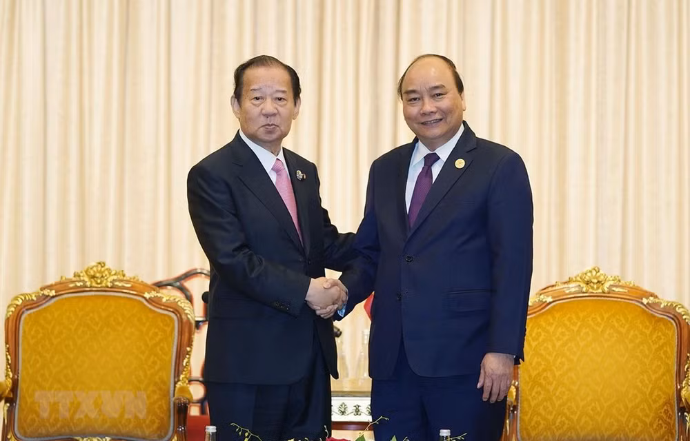Le PM Nguyen Xuan Phuc rencontre le secrétaire général du Parti démocrate libéral du Japon ảnh 1