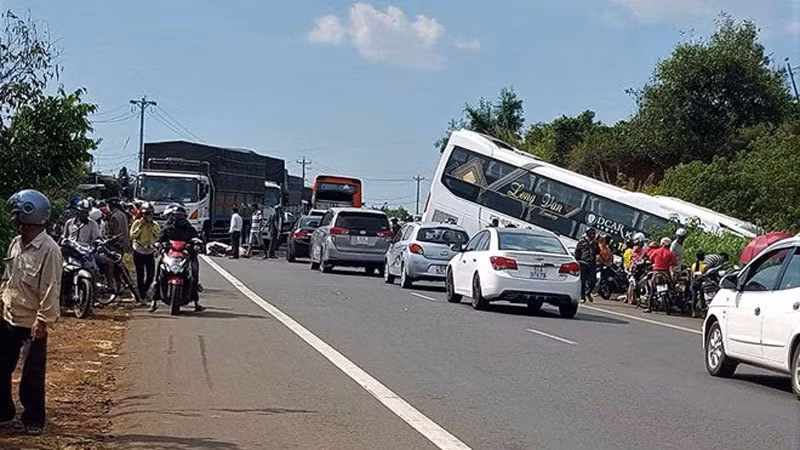 Près de 60 morts sur les routes en trois jours de congés ảnh 1