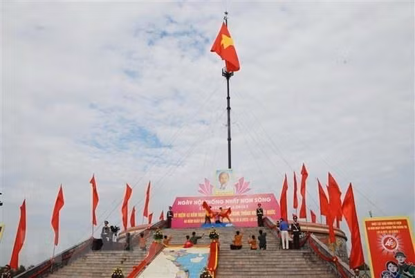 Quang Tri hisse le drapeau de la réunification nationale ảnh 1