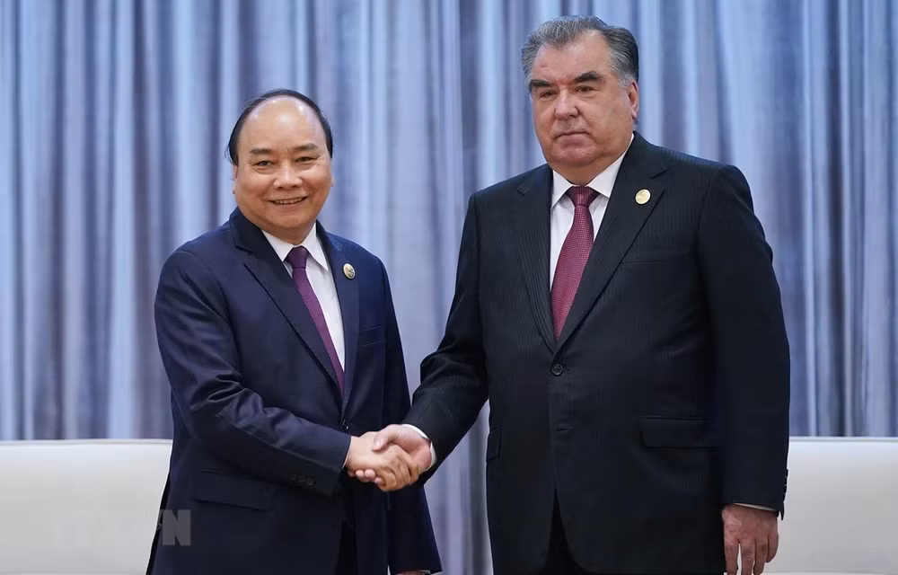 Le Premier ministre vietnamien rencontre le président du Tadjikistan à Pékin ảnh 1