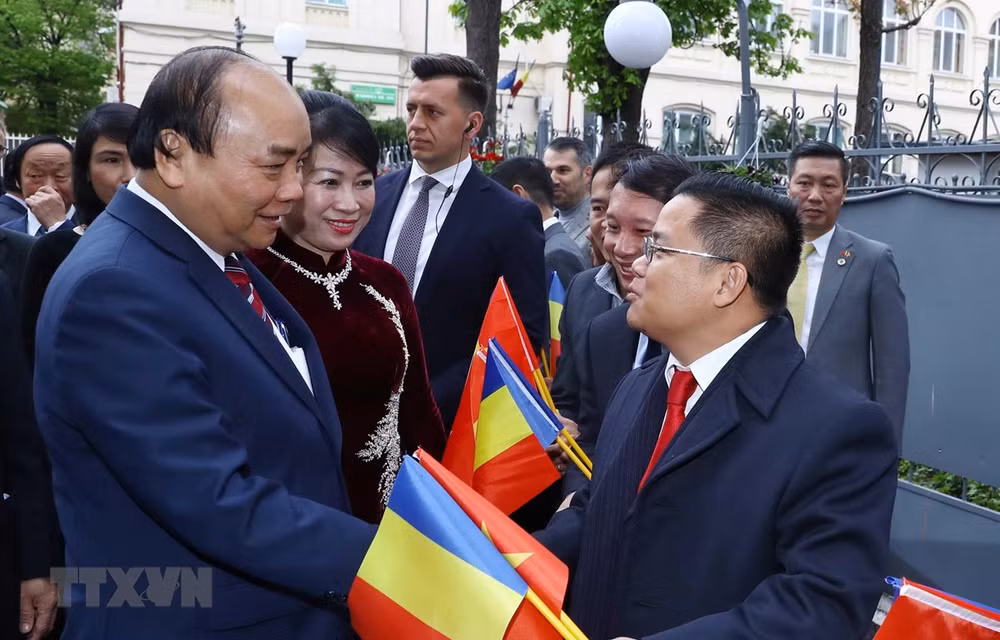 Le PM Nguyên Xuân Phuc rencontre la communauté des Vietnamiens en Roumanie ảnh 1