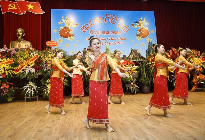 L’ambassade du Laos célèbre le Boun Pimay au cœur de Hanoi ảnh 1