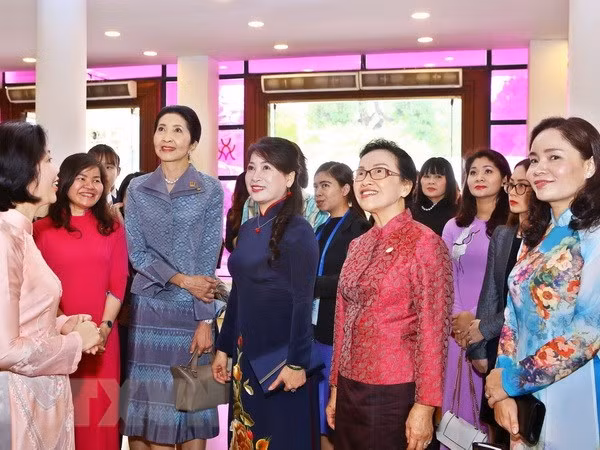 Des épouses de dirigeants de GMS à la découverte de la vie des femmes vietnamiennes ảnh 1