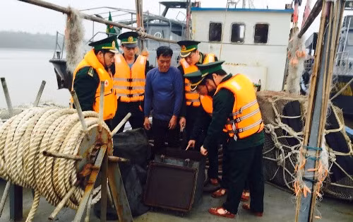 Hai Phong : arrestation d’un bateau chinois transportant illégalement du pétrole ảnh 1