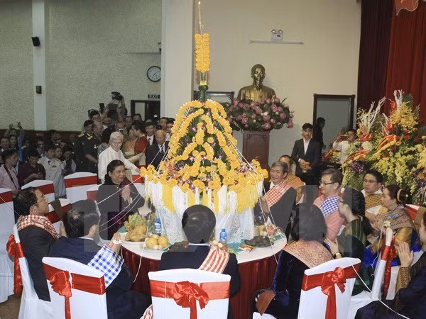 Boun Pi May lao, fêtes du Nouvel An lao, célébrées à Hanoi ảnh 1