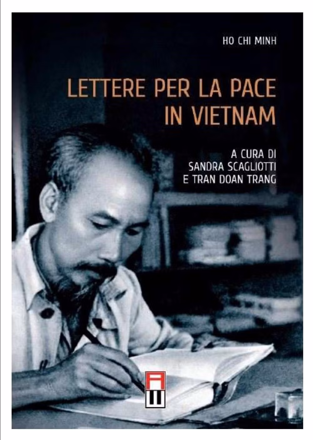 Publication de l'œuvre "Ho Chi Minh avec des lettres souhaitant la paix pour le Vietnam" en Italie ảnh 2