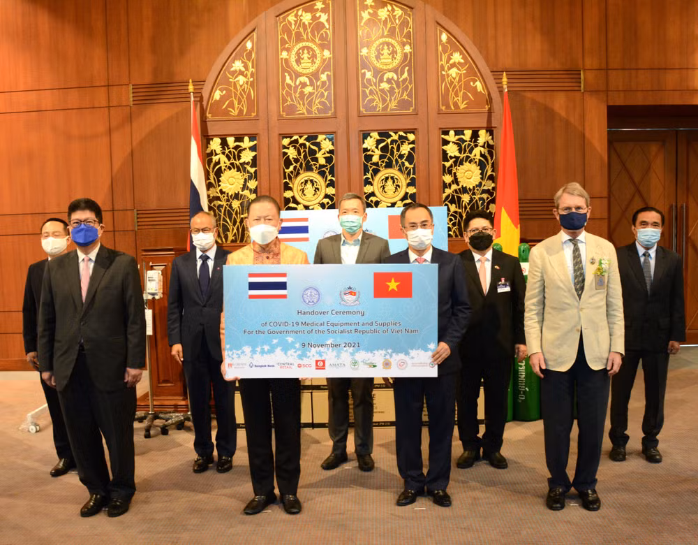 COVID-19: la Thaïlande soutient le Vietnam en fournitures médicales ảnh 2