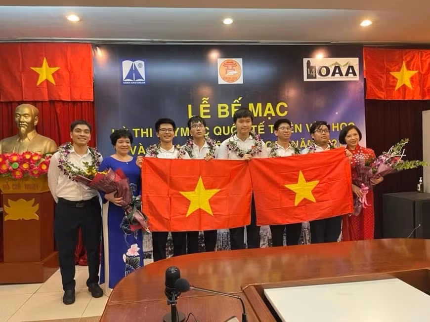 Des Vietnamiens primés aux Olympiades internationales d’astronomie et d’astrophysique 2021 ảnh 1