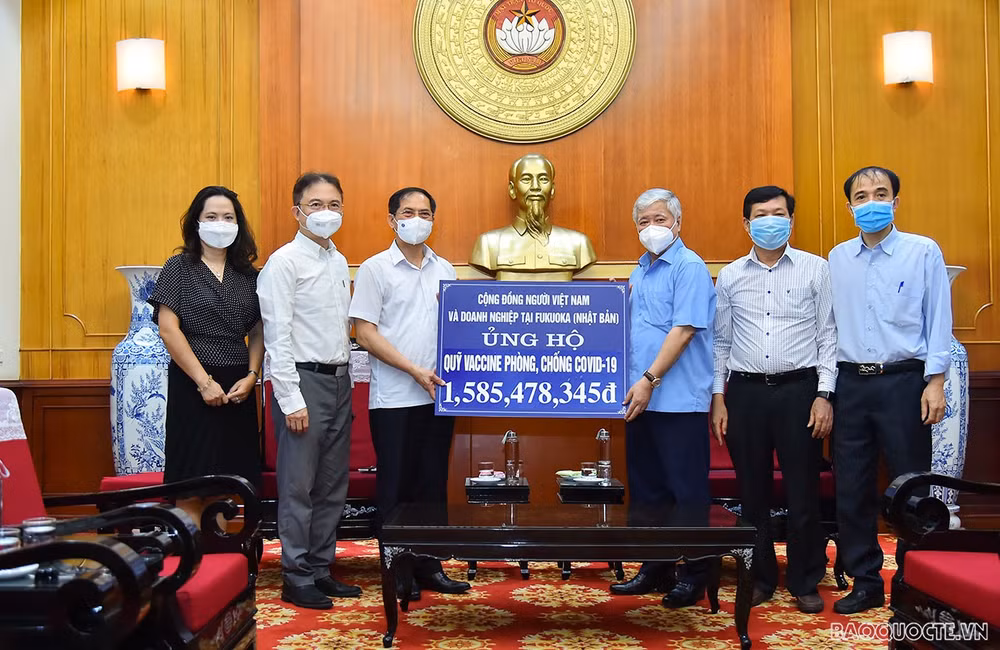 COVID-19 : don de 570.000 dollars de la communauté des Vietnamiens à l'étranger ảnh 1