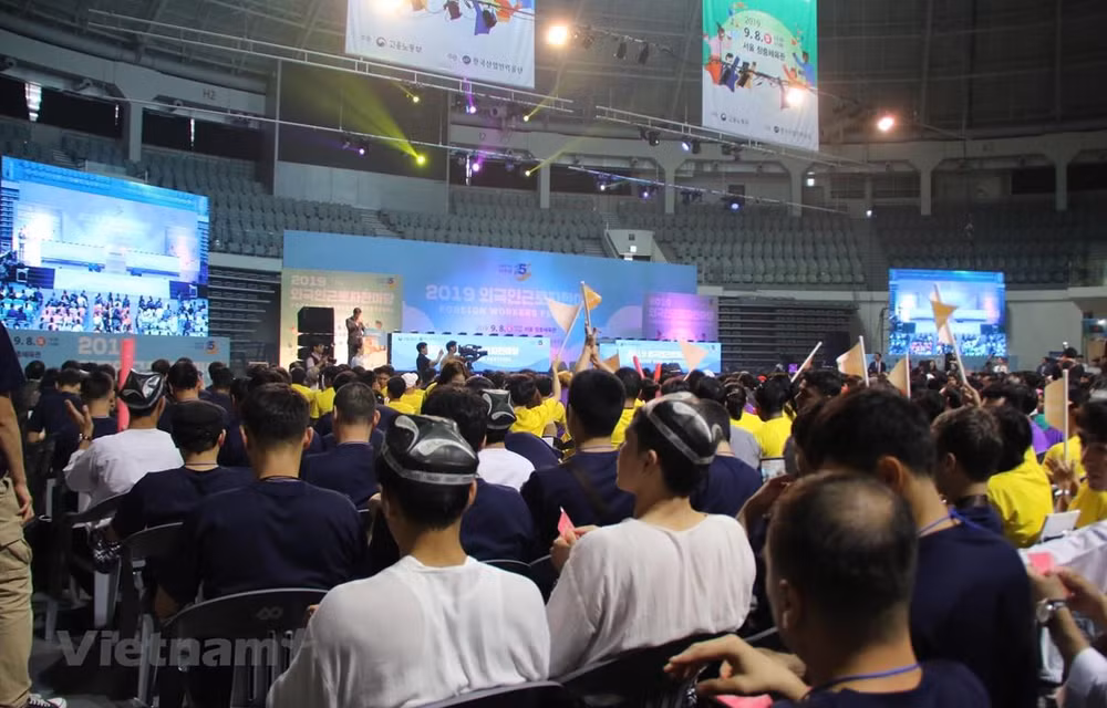Des travailleurs vietnamiens participent à un festival des travailleurs étrangers en R. de Corée ảnh 1