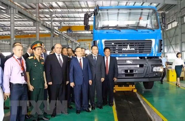 Le vice-PM biélorusse Igor Lyashenko assiste à l’inauguration de l’usine automobile Maz Asia à Hung Yên ảnh 1