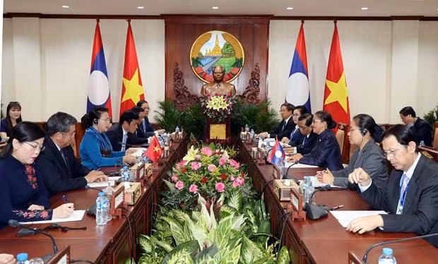 Les plus hautes législatrices vietnamienne et lao s’entretiennent à Vientiane ảnh 1