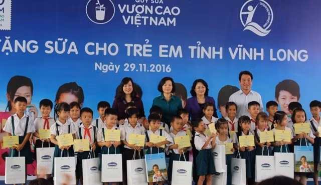 La vice-présidente vietnamienne offre des bourses scolaires à des enfants de Vinh Long ảnh 1