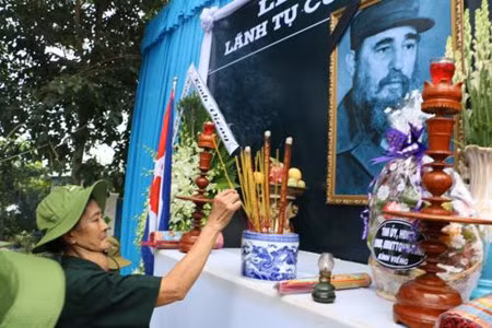 Le Vietnam observe un jour de deuil national en mémoire de Fidel Castro ảnh 1