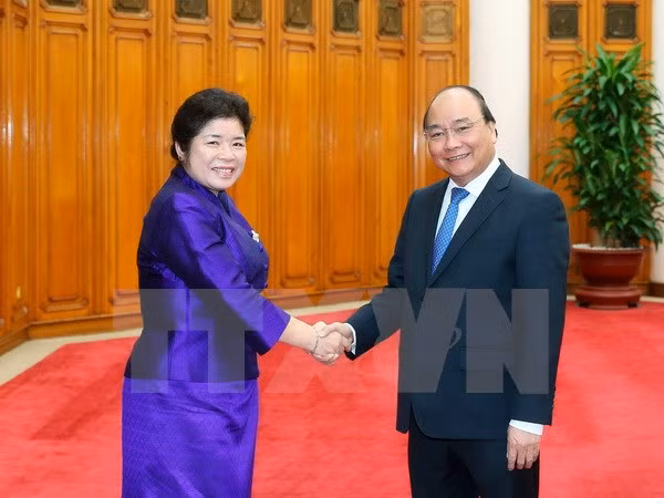 Nguyen Xuan Phuc reçoit la ministre du bureau du Premier ministre laotien ảnh 1