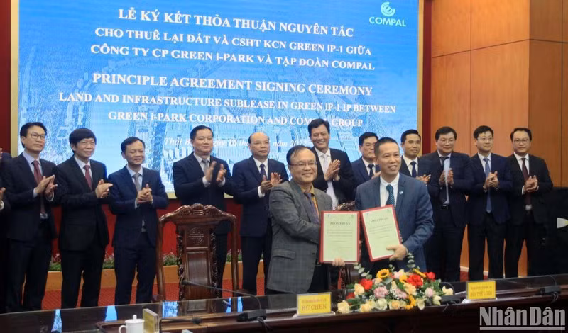Compal Electronics signe un accord d'investissement dans la province de Thai Binh ảnh 1