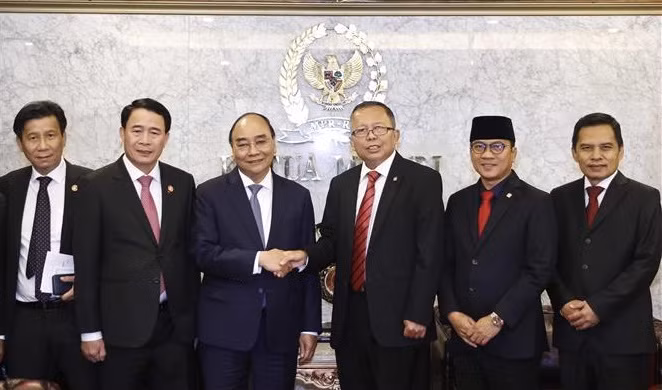 Le président Nguyen Xuan Phuc rencontre les dirigeants du Parlement indonésien ảnh 2