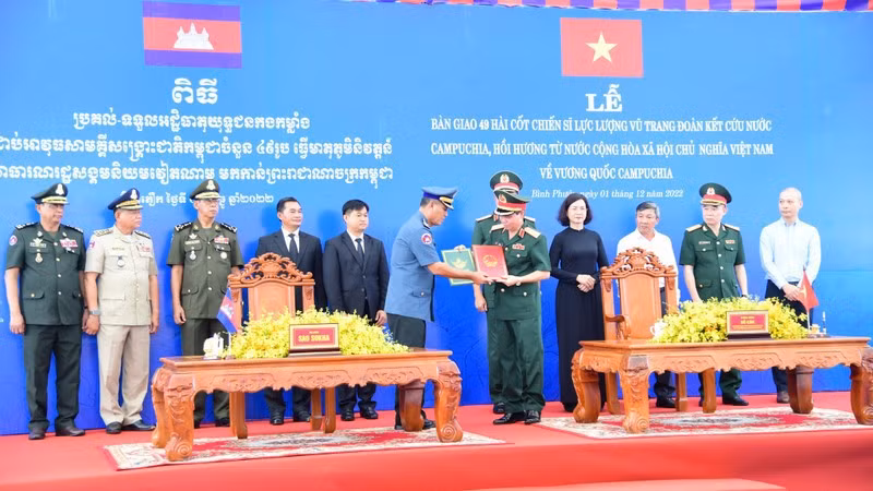 Le Vietnam remet des restes des 49 officiers et soldats au Cambodge ảnh 1