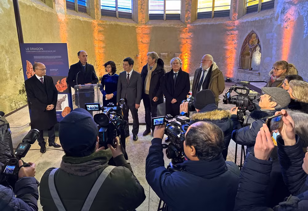 Des artefacts archéologiques de la Cité Thang Long exposés à Provins en France ảnh 1