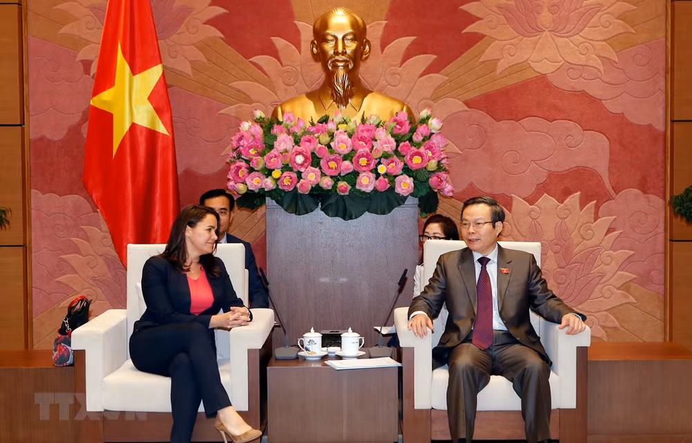 Le vice-président de l’AN reçoit une délégation du Parti au pouvoir en Hongrie ảnh 1