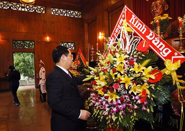 Le vice-Premier ministre Vuong Dinh Huê rend hommage au Président Hô Chi Minh ảnh 1
