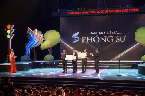 Remise des prix du Festival national de films sur la sécurité routière ảnh 1