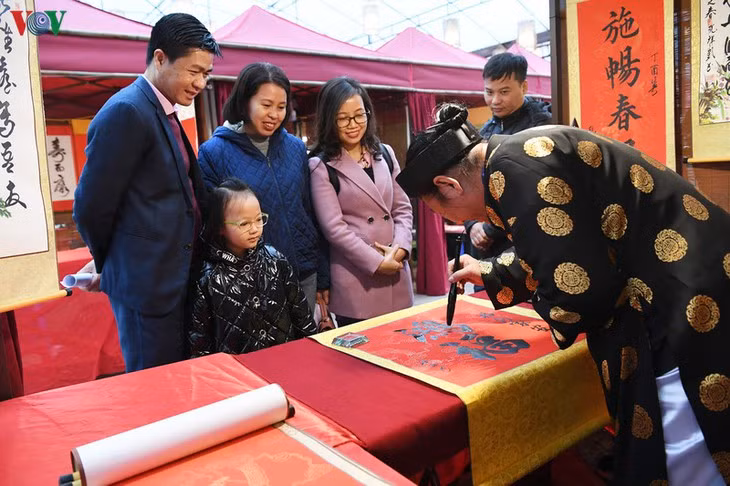 Têt : demander la calligraphie au Temple de la Littérature ảnh 1
