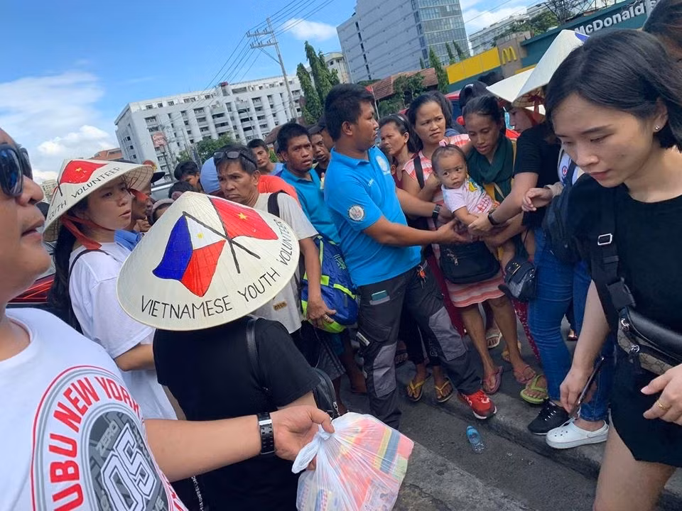Phillipines : les jeunes vietnamiens offrent des cadeaux aux pauvres ảnh 1