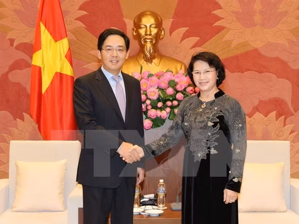 La vice-présidente de l’AN Nguyen Thi Kim Ngan reçoit les ambassadeurs chinois et australien ảnh 1