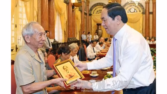Le président Trân Dai Quang rencontre des anciens gardiens de l'Oncle Hô ảnh 1