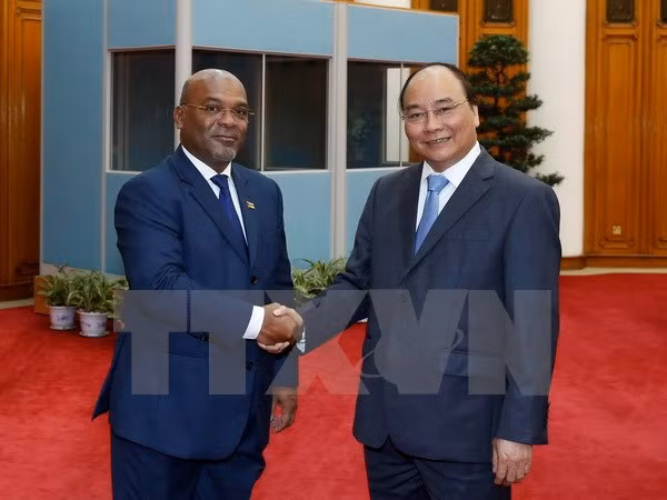Le Premier ministre Nguyên Xuân Phuc reçoit un ministre mozambicain ảnh 1