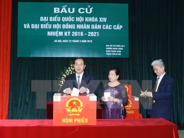 Les dirigeants du Parti, de l’Etat, du gouvernement, de l’AN et du Front de la Patrie vont aux urnes ảnh 2