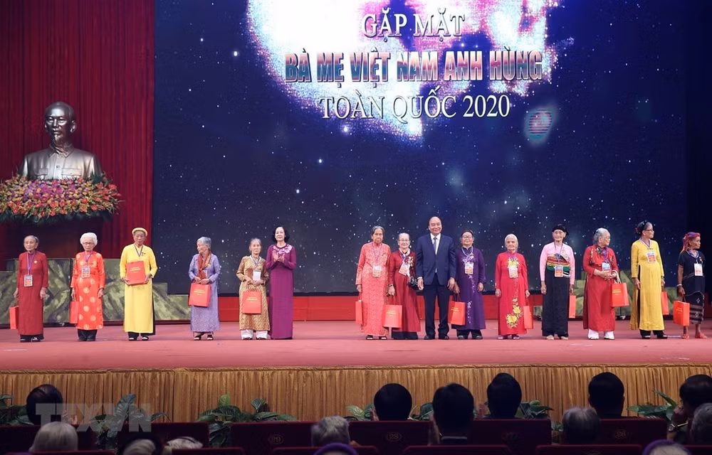 Le PM Nguyen Xuan Phuc rencontre les représentantes des mères héroïnes ảnh 1