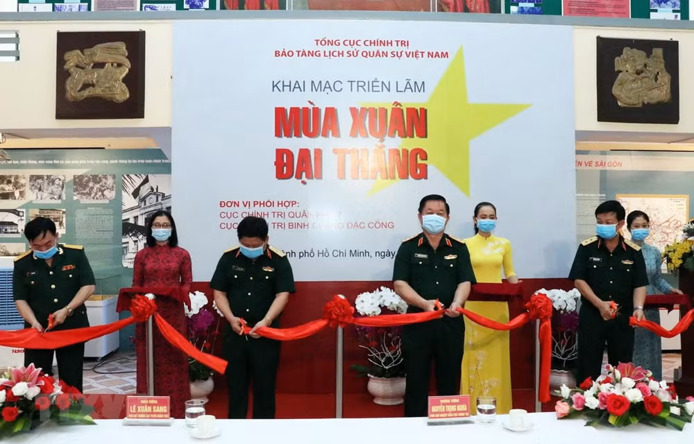 Ouverture d'une exposition sur la grande victoire du Printemps 1975 ảnh 1