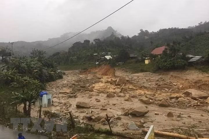 La scène d'un autre glissement de terrain dans le district de Phuoc Loc, province de Quang Nam ảnh 4