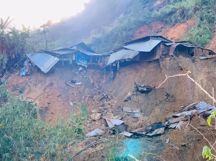 La scène d'un autre glissement de terrain dans le district de Phuoc Loc, province de Quang Nam ảnh 1