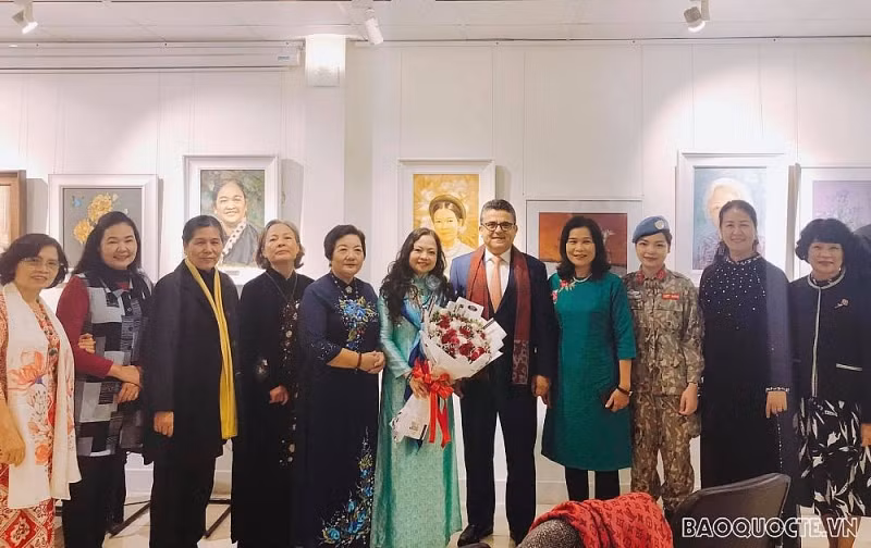 Colloque sur les femmes et leurs activités diplomatiques pour la paix ảnh 1