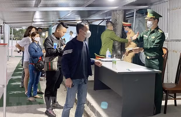 Quang Ninh et Binh Thuan mettent en œuvre des mesures de prévention de la pandémie de COVID-19 ảnh 1