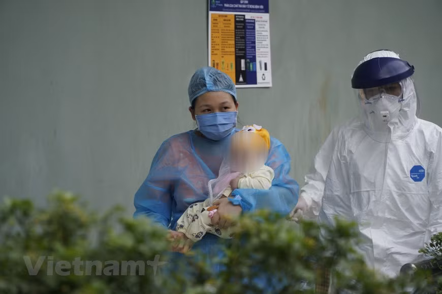 La fillette de trois mois infectée par le COVID-19 est sortie de l'hôpital ảnh 1