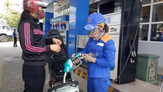 Les prix de l'essence augmentent après huit fois de chute ảnh 1