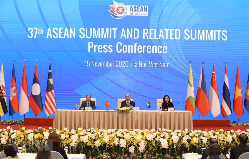 Le PM Nguyen Xuan Phuc souligne le succès du 37e sommet de l'ASEAN et sommets connexes ảnh 1