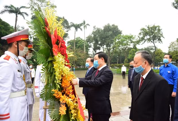 Les responsables de Hanoï rendent hommage à Lénine à l'occasion de son 150e anniversaire ảnh 1