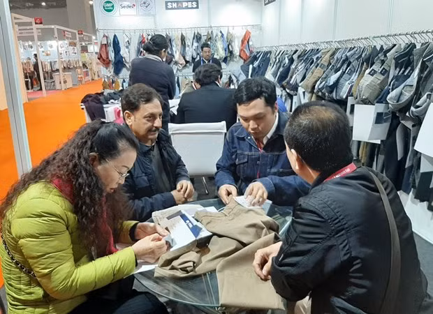 Textile : des entreprises vietnamiennes cherchent de matières premières en Inde ảnh 1