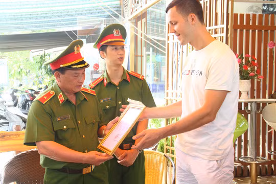 Félicitations à deux étrangers pour le sauvetage de deux enfants à Da Nang ảnh 1