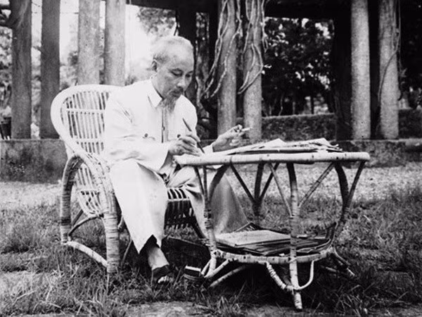 La presse laotienne loue l’exemple moral du Président Ho Chi Minh ảnh 1