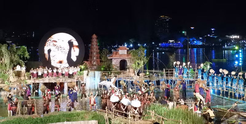 Hue: "Les Echos de la rivière des Parfums" raconte la vie des gens de la rivière ảnh 1