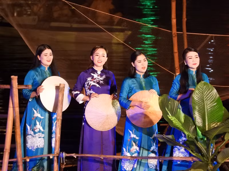 Hue: "Les Echos de la rivière des Parfums" raconte la vie des gens de la rivière ảnh 3