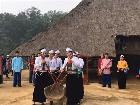  L’ancien et le nouveau dans un village Muong ảnh 3